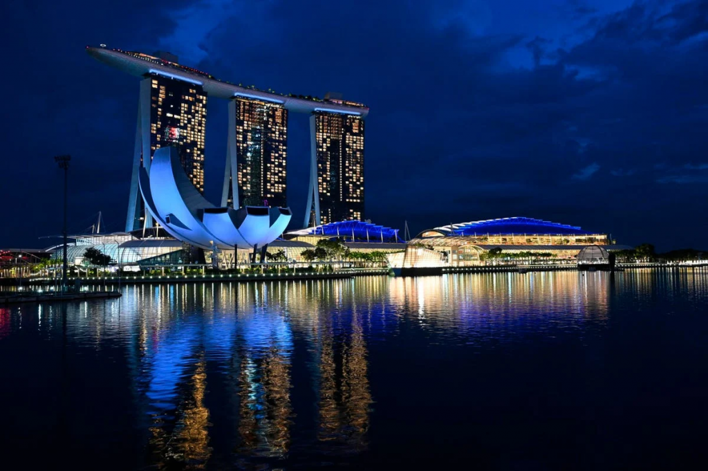 新加坡滨海湾金沙夜景，拉斯维加斯金沙集团在信用评级上调后发行10亿美元公司债券