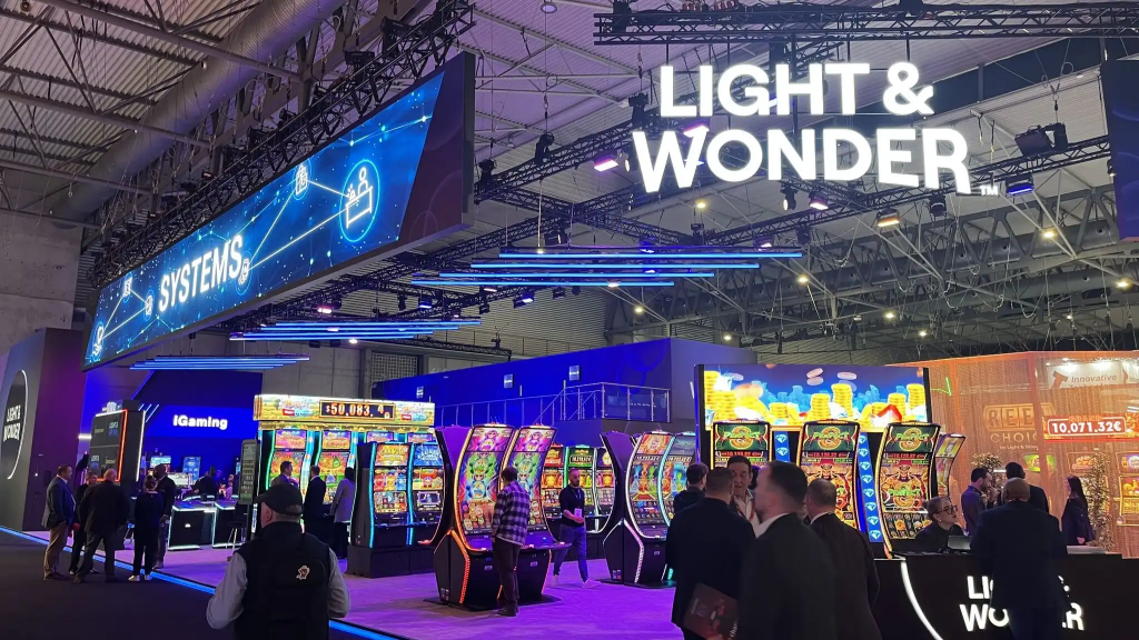 Light & Wonder展台展示老虎机和博彩系统产品，iGaming与博彩运营业务推动首季利润率改善