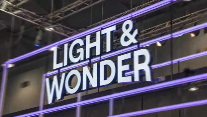 Light & Wonder品牌标志出现在博彩展会展台上,公司首季收入增长但净利润受法律准备金影响下滑
