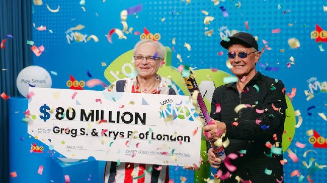 加拿大Lotto Max8000万加元中奖者领奖现场，两名老友手持巨额支票在彩带中庆祝