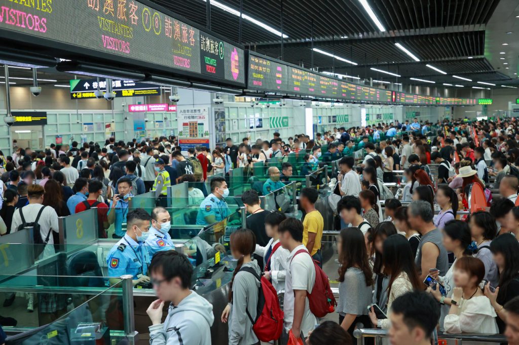 澳门口岸旅客排队通关画面，跨境观众增加考验大型活动交通与后勤