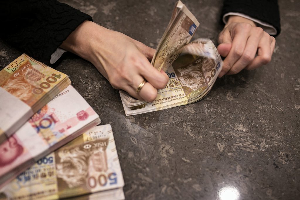 澳门货币兑换场景,呼应政府继续打击非法换钱和博彩相关犯罪
