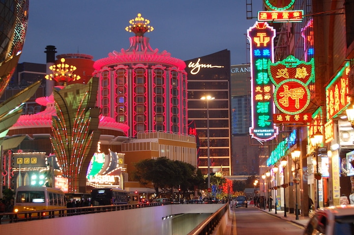 澳门葡京酒店与赌场街区夜景，澳门博彩税前四个月同比增长16.8%