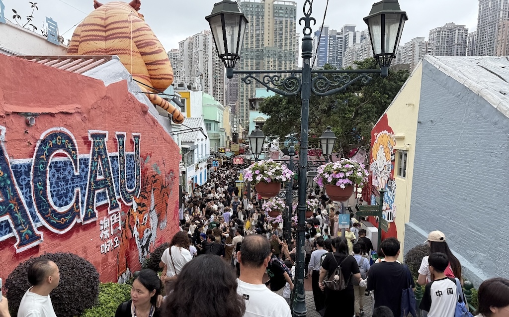 澳门大三巴周边游客人潮密集,展现澳门核心旅游区承载压力
