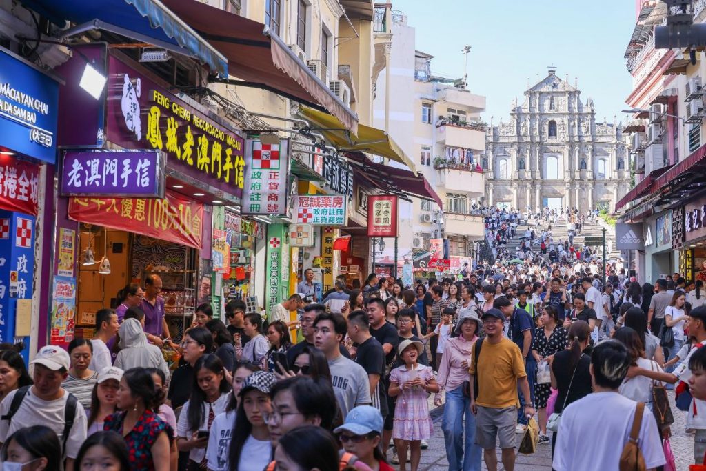 澳门大三巴牌坊周边游客人潮,澳门旅游复苏后更需要高端客群消费转化