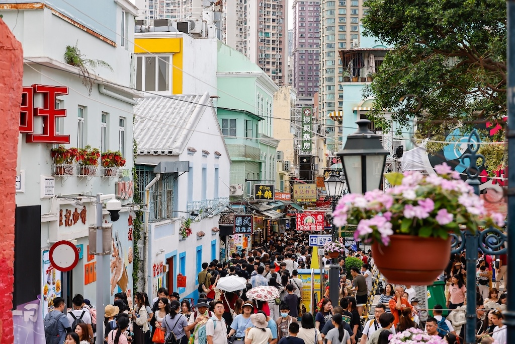 澳门热门旅游街区人潮聚集，游客非博彩消费首季回升