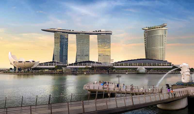 新加坡滨海湾金沙与滨海湾景观，展示综合度假村建筑和城市水岸地标