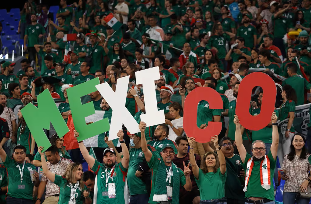 墨西哥球迷在看台举起MEXICO字样支持国家队