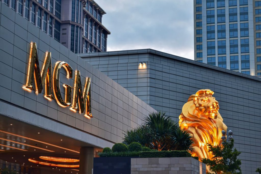 澳门美高梅酒店入口与金色狮子标志，美高梅中国杠杆率已降至疫情前水平以下