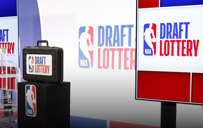 NBA选秀乐透抽签现场，画面显示Draft Lottery标志和抽签用设备