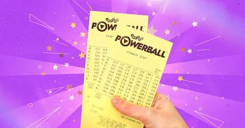 新西兰强力球彩票票券示意图，画面中手持两张Powerball彩票
