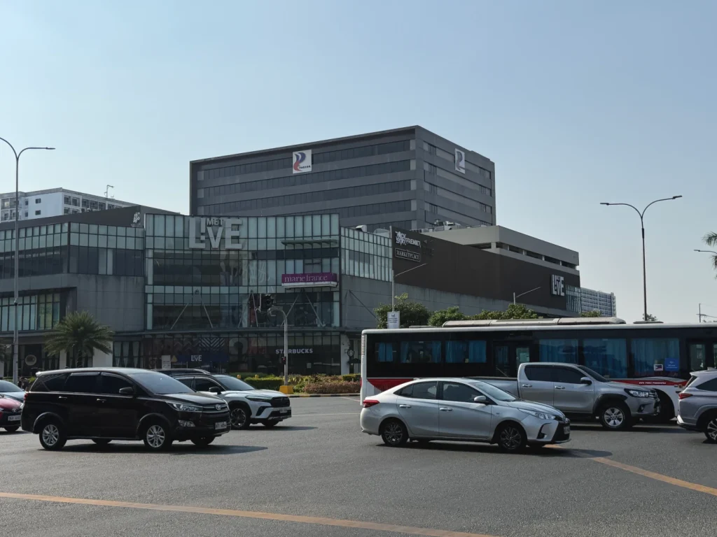 菲律宾商业区道路旁的办公楼与购物中心，PAGCOR出台电子游戏返现和回扣监管新规