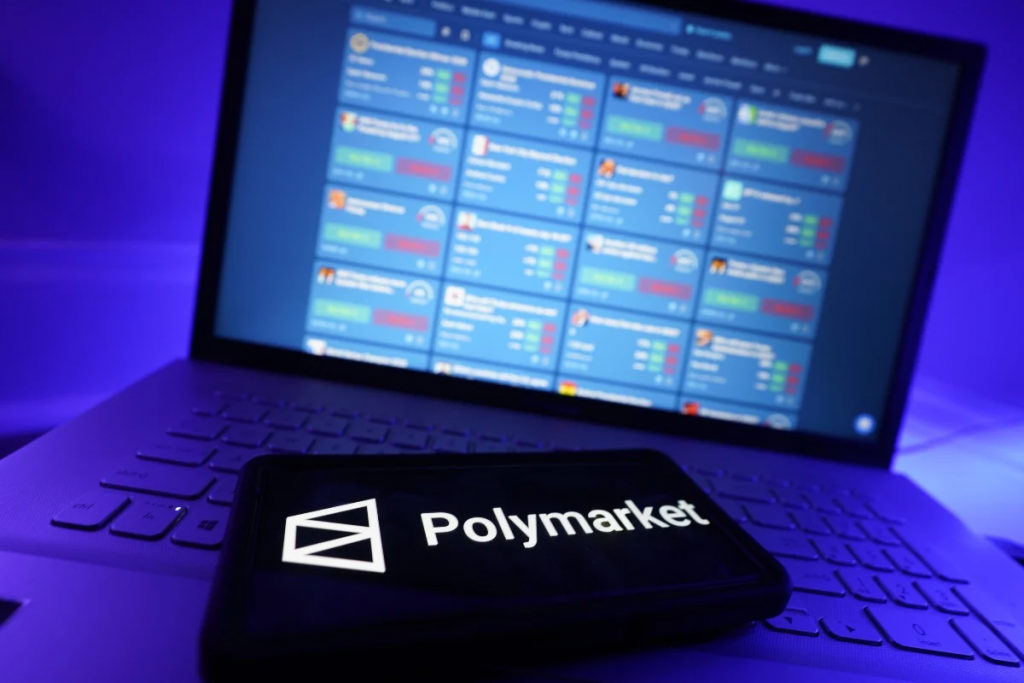 Polymarket标志显示在手机屏幕上，背景为模糊的预测市场交易页面