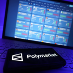 Polymarket标志显示在手机屏幕上，背景为模糊的预测市场交易页面