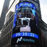 纽约纳斯达克大楼外墙显示开盘钟画面，Polymarket与纳斯达克私募市场合作推出私营公司预测市场