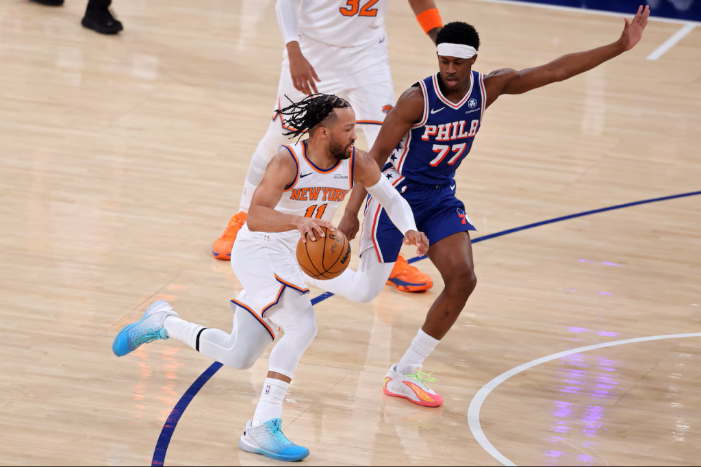 布伦森持球突破，76人球员在NBA季后赛东部半决赛中防守