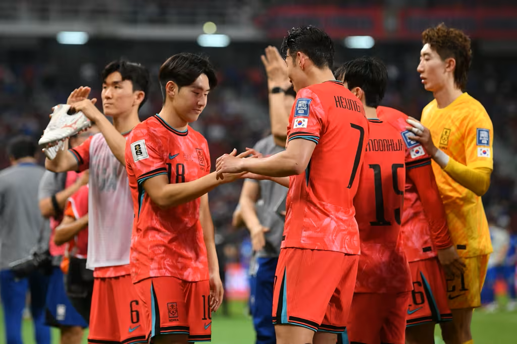 韩国队球员赛后互相击掌，备战2026世界杯小组赛