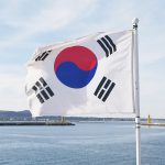 韩国国旗飘扬在海边，韩国监管机构审查Polymarket预测市场平台合法性