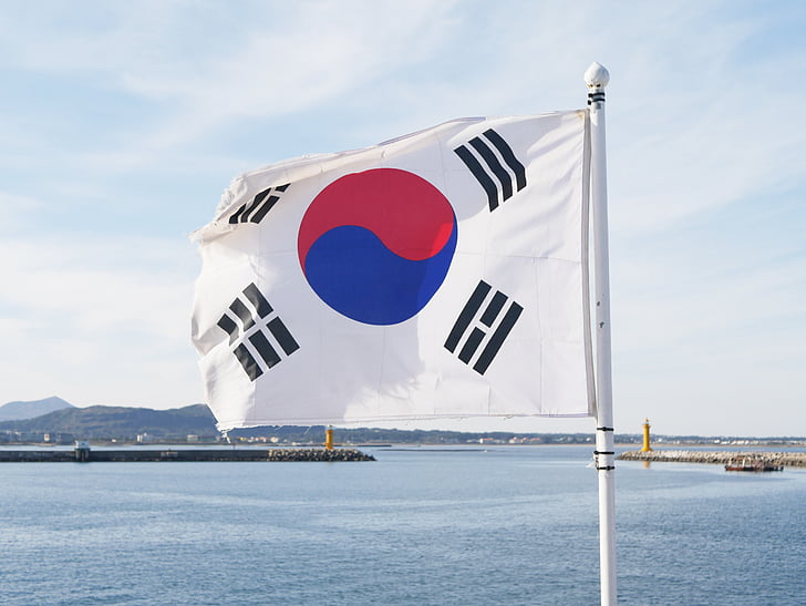韩国国旗飘扬在海边，韩国监管机构审查Polymarket预测市场平台合法性