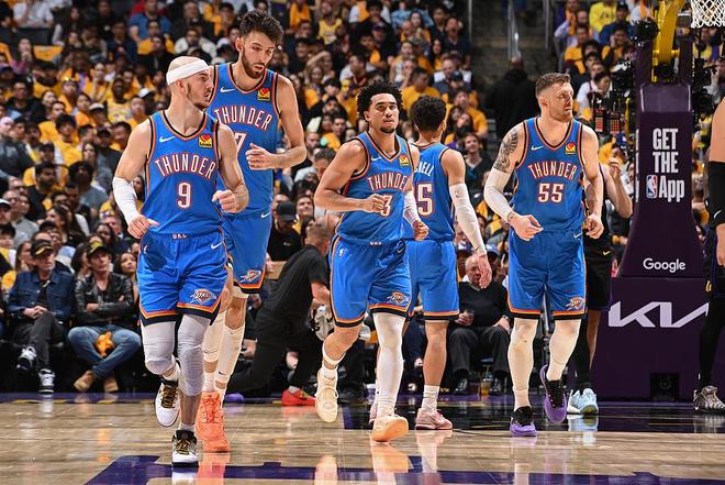 雷霆球员客场击败湖人后回防