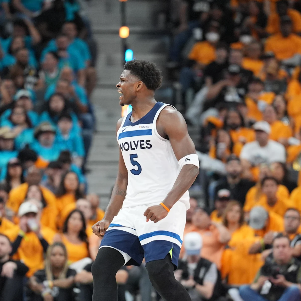 爱德华兹身穿森林狼球衣庆祝，森林狼在NBA季后赛中领先马刺