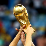 世界杯奖杯被高举，美国新泽西州拟对2026年世界杯相关体育博彩加收临时附加费