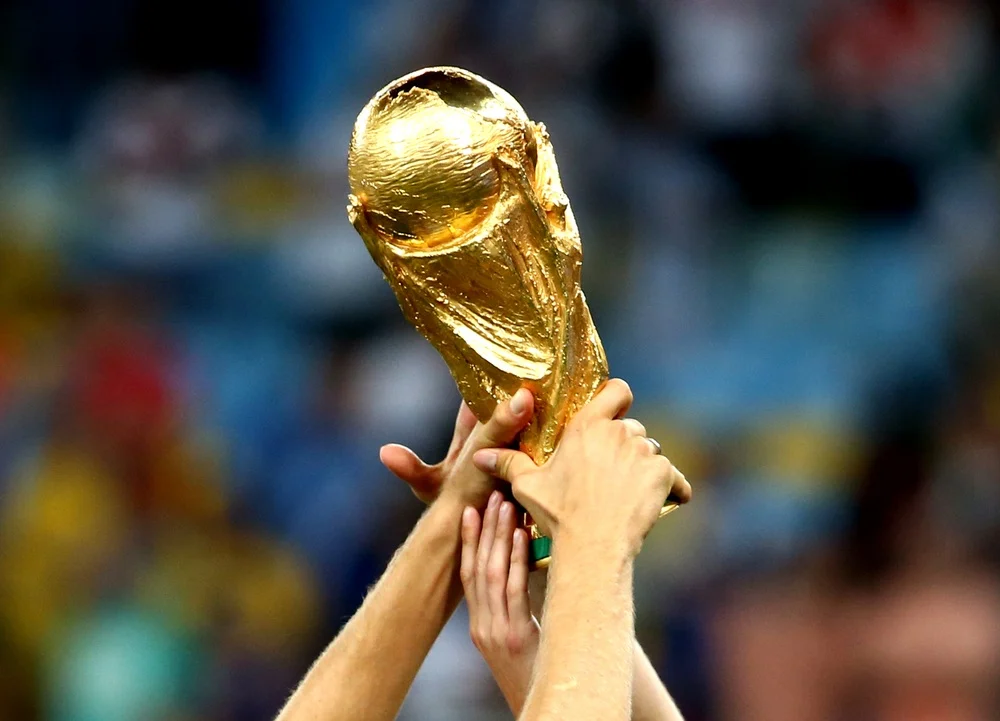 世界杯奖杯被高举，美国新泽西州拟对2026年世界杯相关体育博彩加收临时附加费