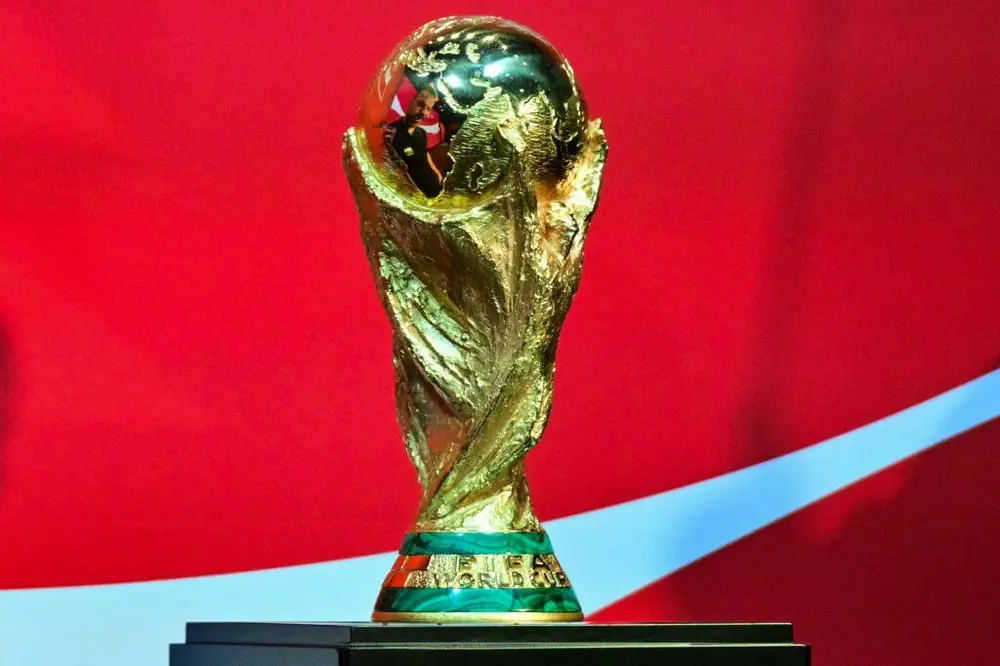 2026世界杯冠军奖杯特写，象征世界杯名单与规则进入倒计时阶段