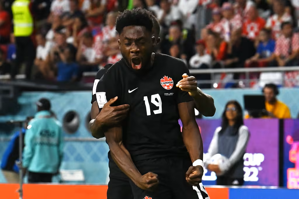 阿方索·戴维斯在2022世界杯为加拿大队进球后庆祝，写下队史首球纪录