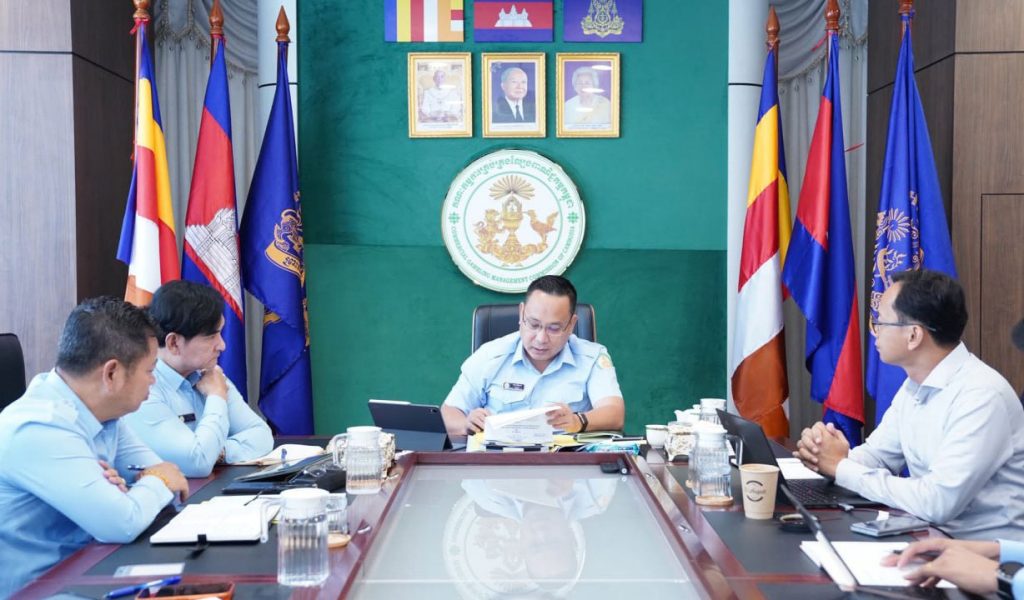 柬埔寨商业赌博管理委员会官员在会议室讨论网络诈骗没收资产管理程序