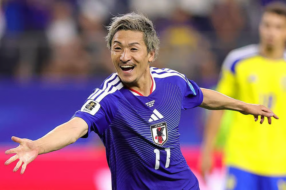 前田大然张开双臂庆祝日本队取得领先