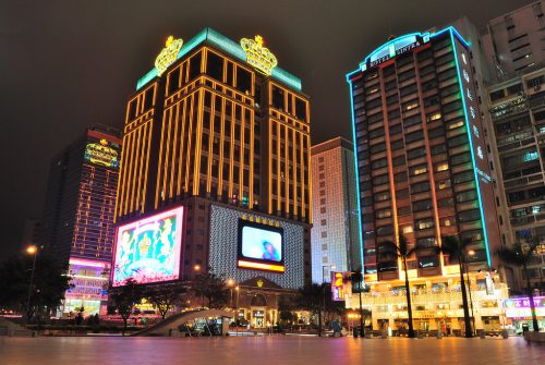 澳门英皇娱乐酒店夜景外观，报道其发布盈利预警及卫星赌场停运后亏损收窄