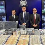香港警方展示非法赌博集团涉案现金和证物