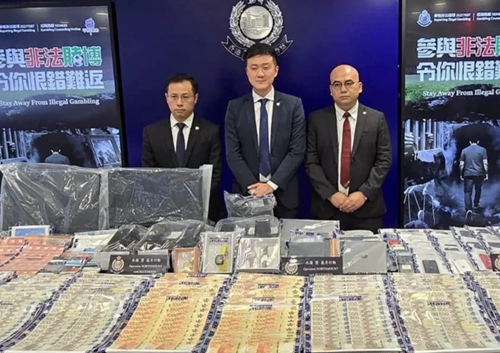 香港警方展示非法赌博集团涉案现金和证物