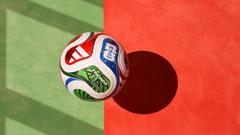 FIFA世界杯比赛用球置于红绿背景上，象征世界杯前夕非法体育投注广告锁定香港年轻球迷
