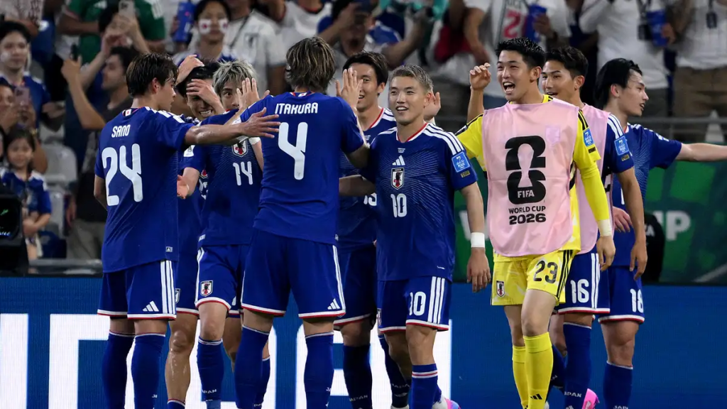 日本队球员在2026年世界杯比赛中庆祝进球