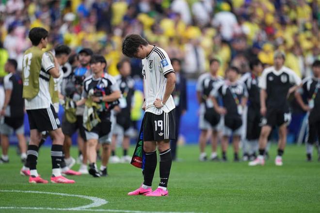 日本球员赛后低头失落离场