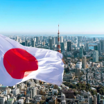 日本国旗飘扬在东京城市天际线前，象征日本预测市场与博彩监管环境