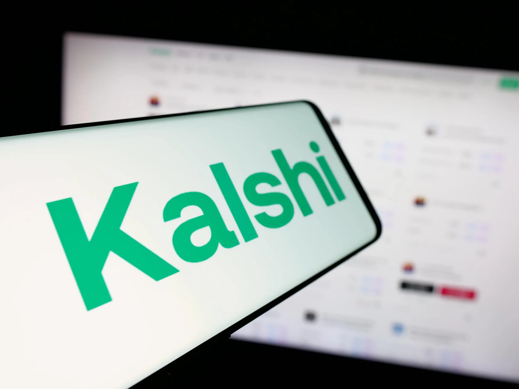 手机屏幕显示Kalshi预测市场品牌标志