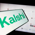 手机屏幕显示Kalshi预测市场品牌标志
