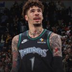 拉梅洛·鲍尔身穿明尼苏达森林狼1号球衣参加NBA比赛