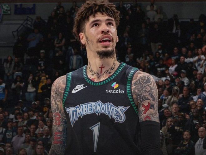 拉梅洛·鲍尔身穿明尼苏达森林狼1号球衣参加NBA比赛