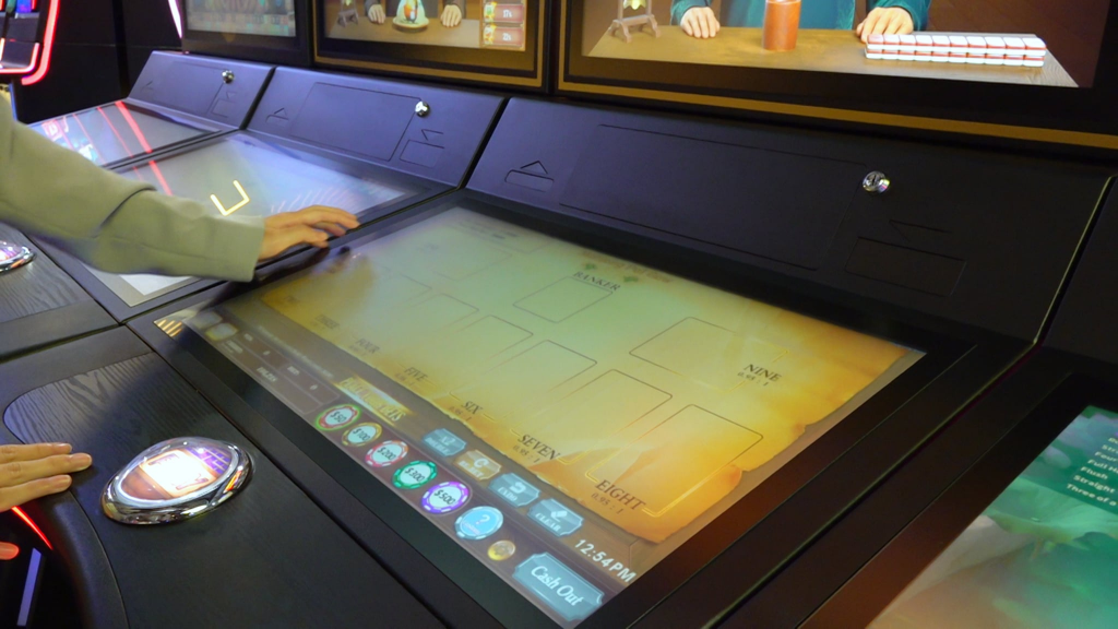 澳门赌场电子赌台与触控下注界面展示博彩游戏操作区域