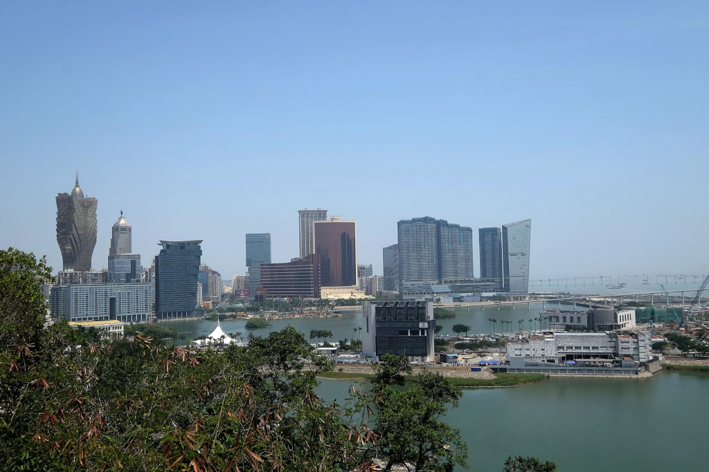澳门城市天际线与水岸景观，展示澳门半岛及新城填海区周边城市空间