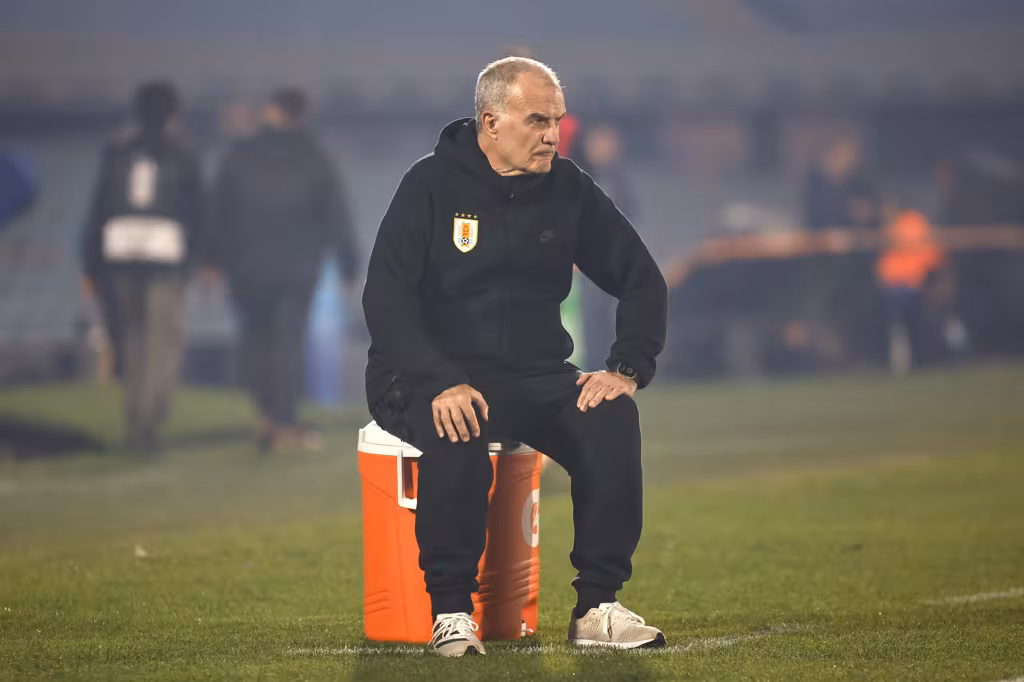 乌拉圭主教练马塞洛·贝尔萨在场边指挥球队备战世界杯