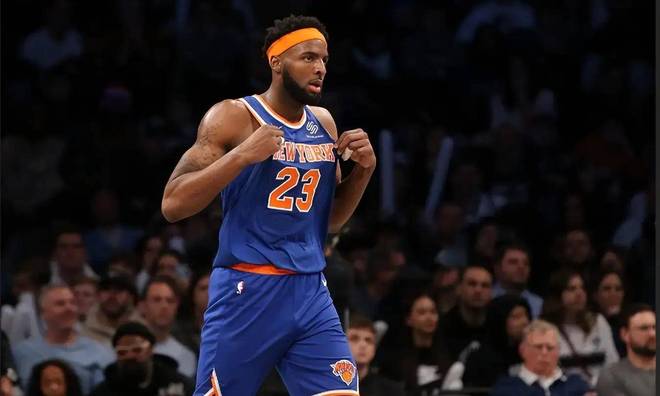 米切尔·罗宾逊在尼克斯比赛中完成封盖，确定带伤出战NBA总决赛