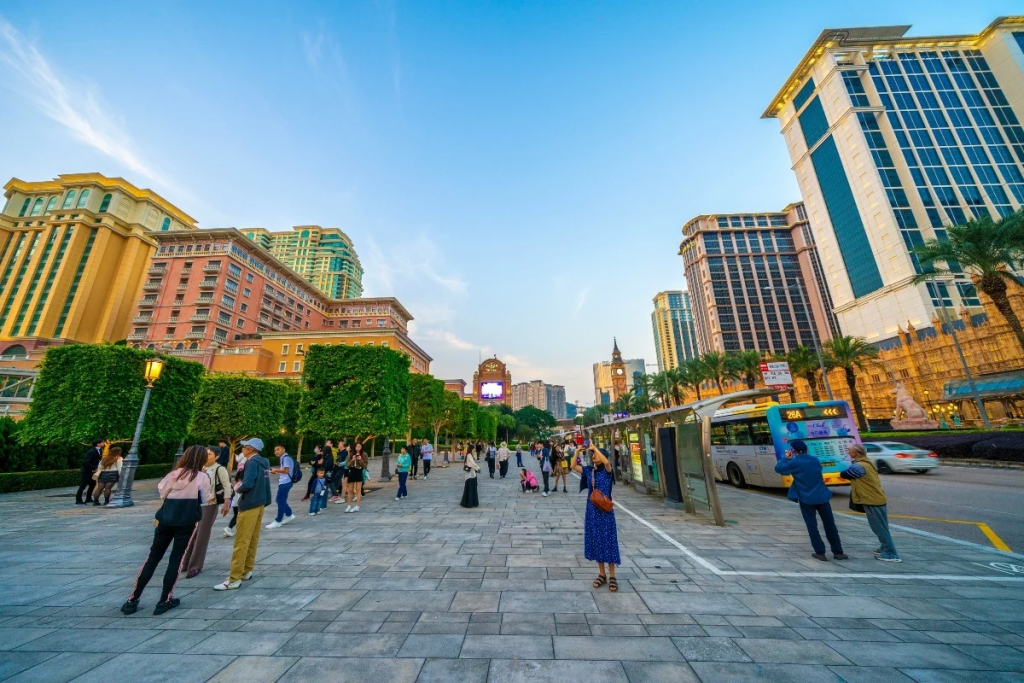 澳门路氹城综合度假村与游客街景