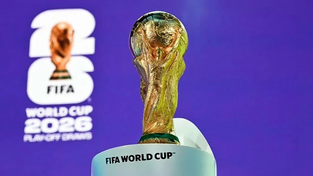 2026年国际足联世界杯奖杯特写，紫色官方背景板前展示，配合新加坡世界杯期间非法赌博执法报道