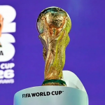 2026年国际足联世界杯奖杯特写，紫色官方背景板前展示，配合新加坡世界杯期间非法赌博执法报道