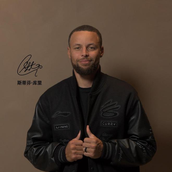 斯蒂芬·库里身穿黑色李宁库里品牌夹克拍摄官方宣传照，旁边带有签名和中文姓名